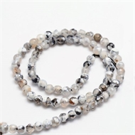 1 streng farvet, grå, facetteret agat. 4 mm.